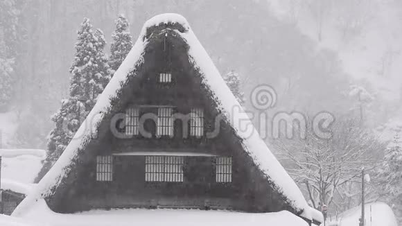 落在房子上的雪在日本的丰山视频的预览图