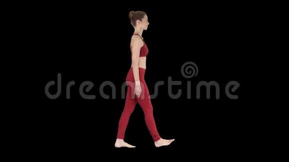 瑜伽女人走路阿尔法频道视频的预览图
