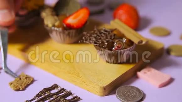 巧克力馅饼的装饰视频的预览图