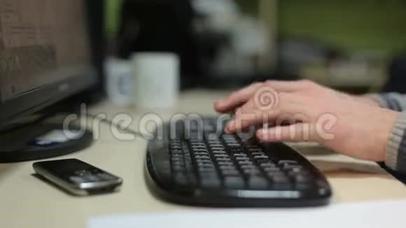 男人用手在键盘上打字视频的预览图