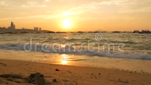 海边美丽的日落沙滩和海浪拍打着沙滩视频的预览图