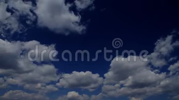 蓝色天空清洁美丽的云空间天气视频的预览图
