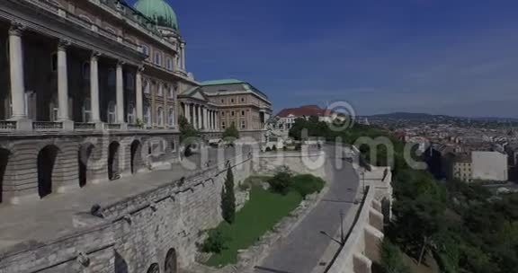 布达佩斯皇家宫殿或布达城堡的空中拍摄视频的预览图