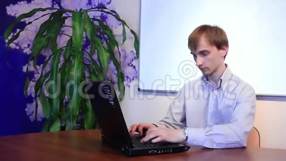 有个人电脑的男孩视频的预览图