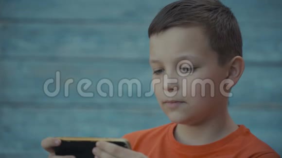 青少年在智能手机上玩游戏视频的预览图
