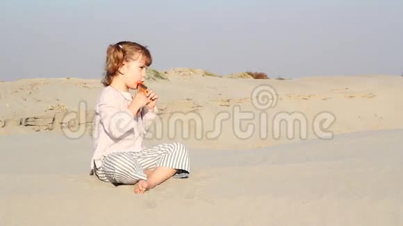 小女孩玩风笛视频的预览图