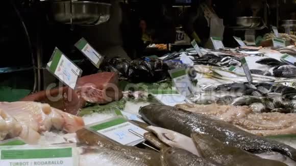 在拉波奎利亚鱼市场展示新鲜海鲜巴塞罗那西班牙视频的预览图