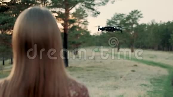 在日落时遥控遥控的小快乐女孩控制着四架直升机的驾驶视频的预览图