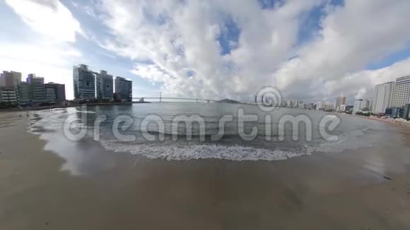韩国釜山亚洲广加里海滩早晨乌云密布视频的预览图