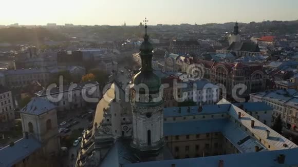 乌克兰利沃夫老城区中央教堂空中录像视频的预览图