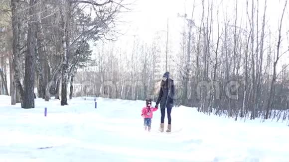 妈妈和小女儿散步视频的预览图