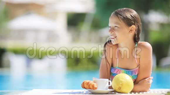 可爱的小女孩在室外游泳池游泳视频的预览图