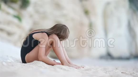 暑假期间海滩上可爱的小女孩视频的预览图