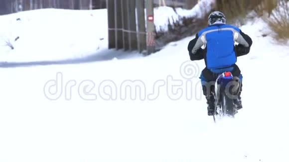 冬季摩托车比赛视频的预览图
