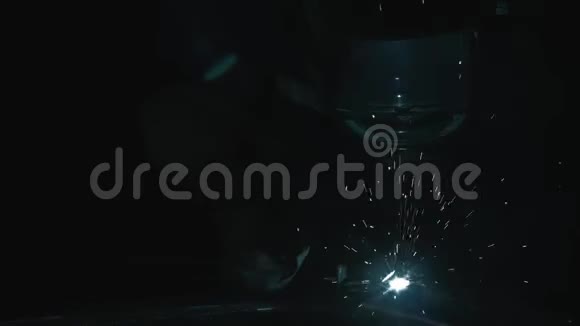 锻造车间史密斯焊罩头盔的工人用电焊焊接一部分火花反映在视频的预览图