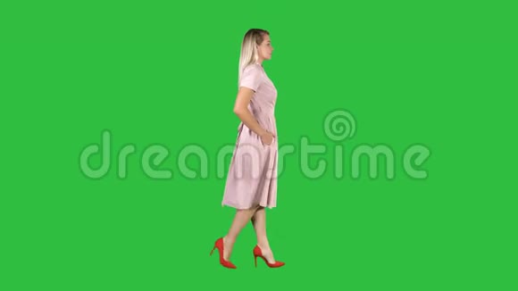 年轻女孩穿着粉红色走在绿色屏幕上Chroma键视频的预览图