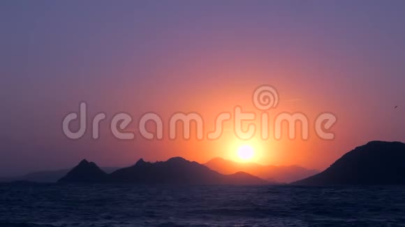 地中海沿岸夏季日落海景和山景视频的预览图