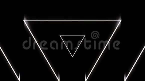 美丽的抽象三角形隧道与霓虹灯线快速移动在黑色背景无缝环动画视频的预览图