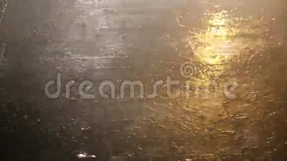 暗街慢动作下大雨视频的预览图