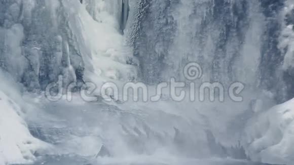 冬天流动的水冰瀑布特写镜头冬季背景视频的预览图