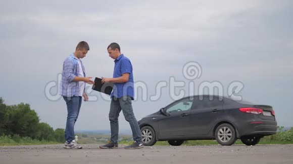 男人试驾车两个男人成交男卖家司机造车车险慢动作视频销售二手视频的预览图