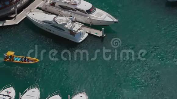迪拜码头有现代化游艇鸟瞰图视频的预览图