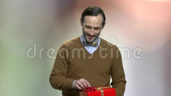 微笑的白种人送礼物盒视频的预览图