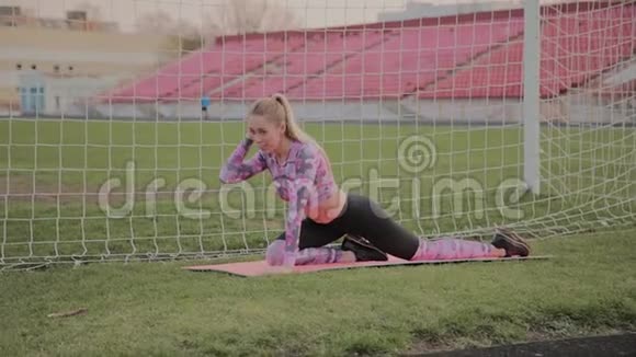 女孩在体育场训练前做热身视频的预览图
