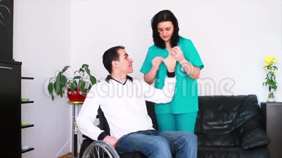 物理治疗师与残疾病人一起工作视频的预览图