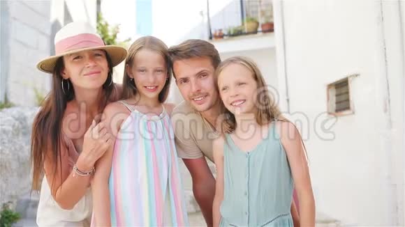 父母和子女在欧洲度假的家庭视频的预览图