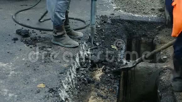 道路铺设在街道修复工程中铺设石碎沥青的工人视频的预览图