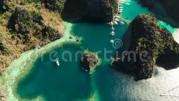 鸟瞰热带泻湖大海沙滩热带岛屿菲律宾巴拉望布桑加视频的预览图
