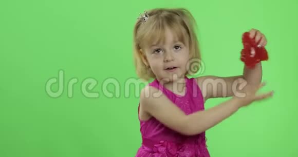 孩子喜欢做红泥小孩玩手工制作的玩具黏液视频的预览图