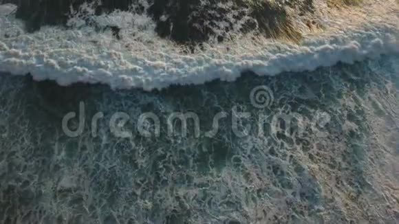 水面带大浪鸟瞰巴厘岛视频的预览图