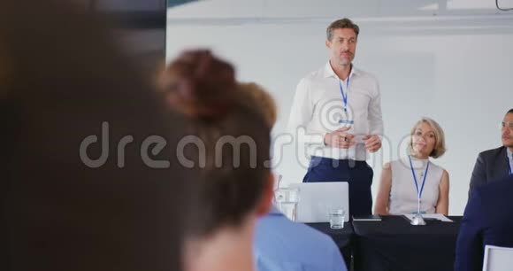 演讲者在一次商业会议上向听众讲话视频的预览图