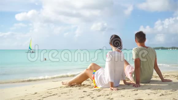 在加勒比海的安提瓜岛一对年轻夫妇在热带海滩上白沙和绿松石海水视频的预览图