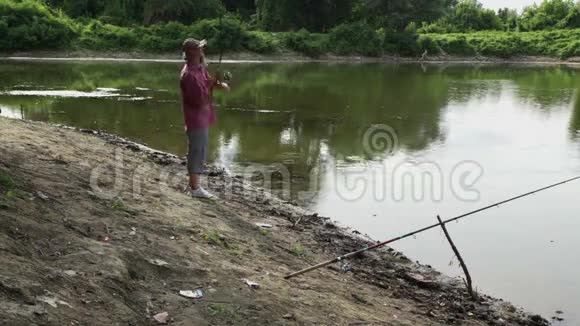 运动渔民在湖上捕鱼使用捕鱼诱饵视频的预览图