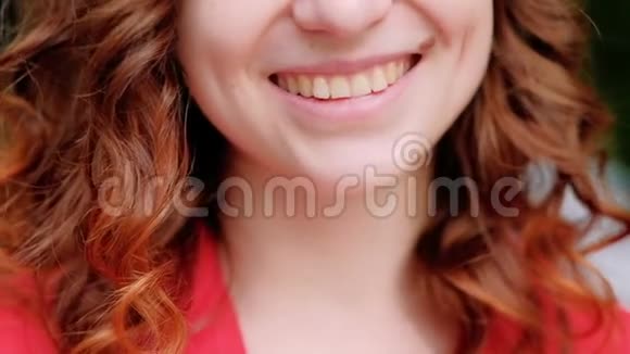 幸福微笑的女人姜发胎记视频的预览图