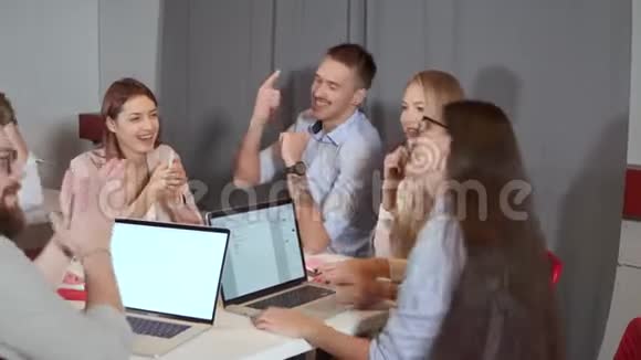 快乐的商业团队一起工作视频的预览图