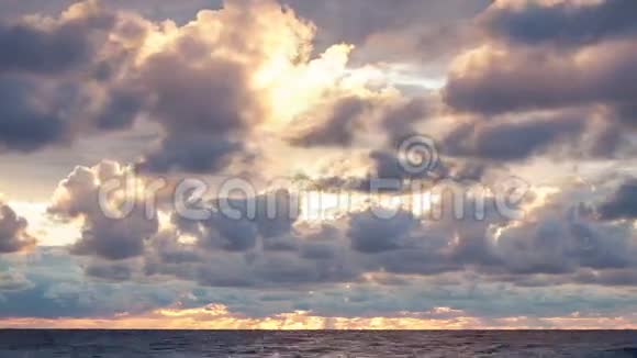 日落时云层笼罩着海面视频的预览图