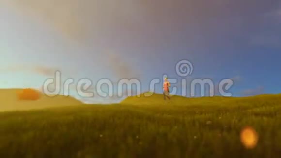 在绿色草地上奔跑的女人日出视频的预览图
