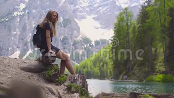 女人欣赏湖景和山景视频的预览图