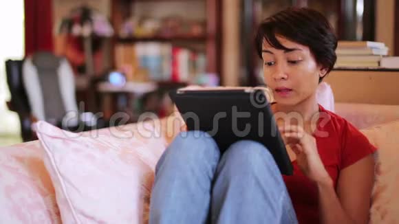 在家摸平板电脑屏幕的女孩视频的预览图