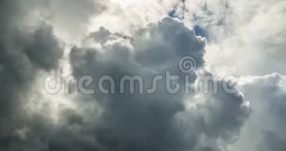 暴风雨前灰色蓬松卷卷云的时间流逝片段视频的预览图