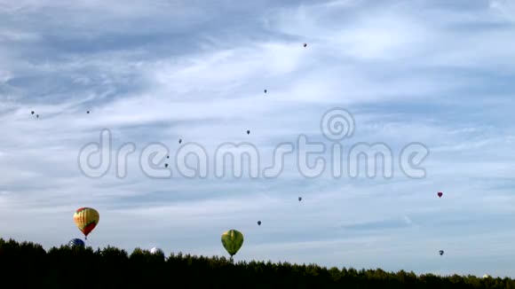 空中的气球视频的预览图