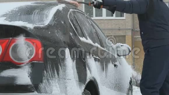 人从雪地里清洁汽车视频的预览图
