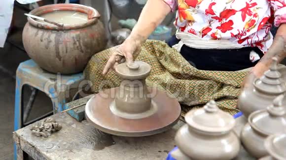陶工手工制作陶轮上的粘土视频的预览图