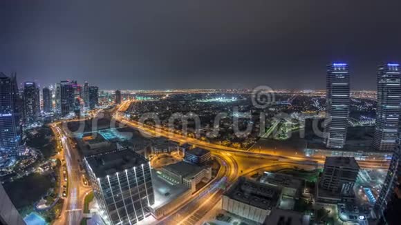 朱美拉湖塔住宅小区在迪拜码头附近的空中夜晚时间视频的预览图