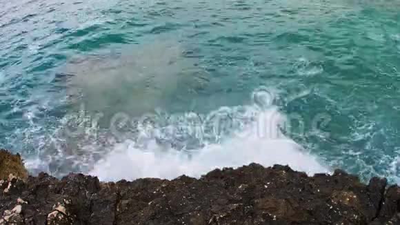 克罗地亚岛海岸的波浪视频的预览图