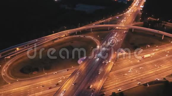 从空中观看与环路和城市出口交叉口立交桥上的汽车运动视频的预览图